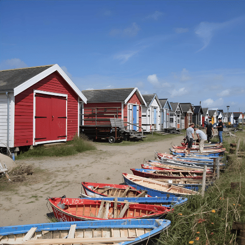 Cabanes ostréicoles colorées au port de La Tremblade, estuaire de la Seudre