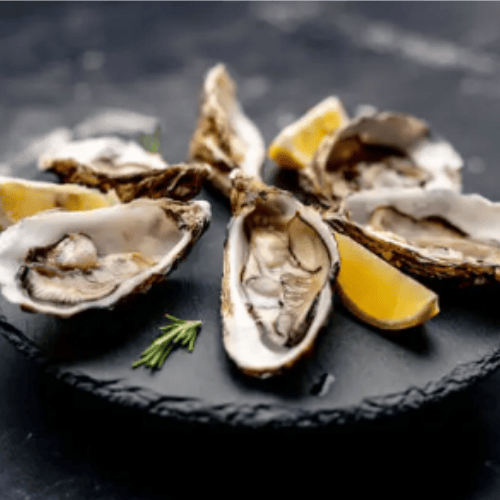 huitres disposées sur ardoise