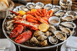 Plateau de fruits de mer avec huitres, homard